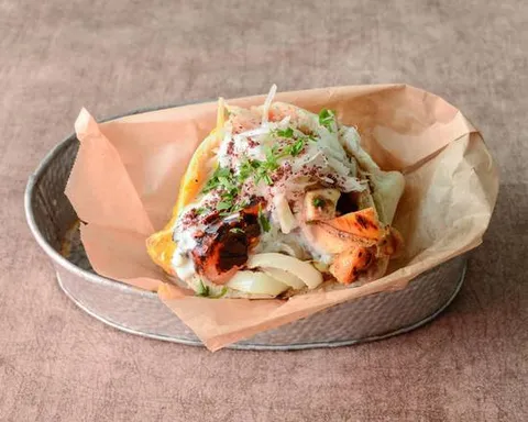 Pita Greek con pollo y tzatziki