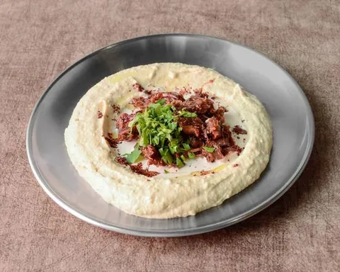 Hummus con carne de larga cocción