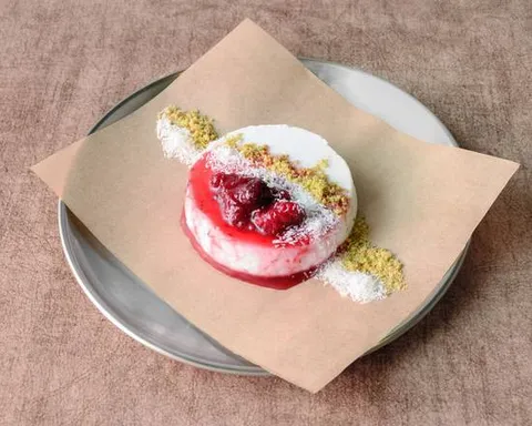 Malabi con frutos rojos y pistacho